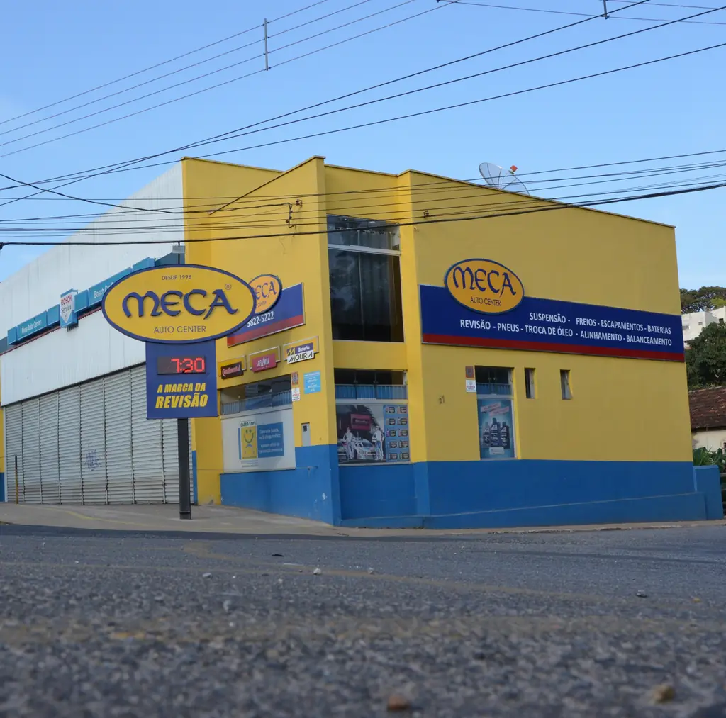 Fachada da Meca Auto Center em Lavras, com a logo e o letreiro A marca da revisão