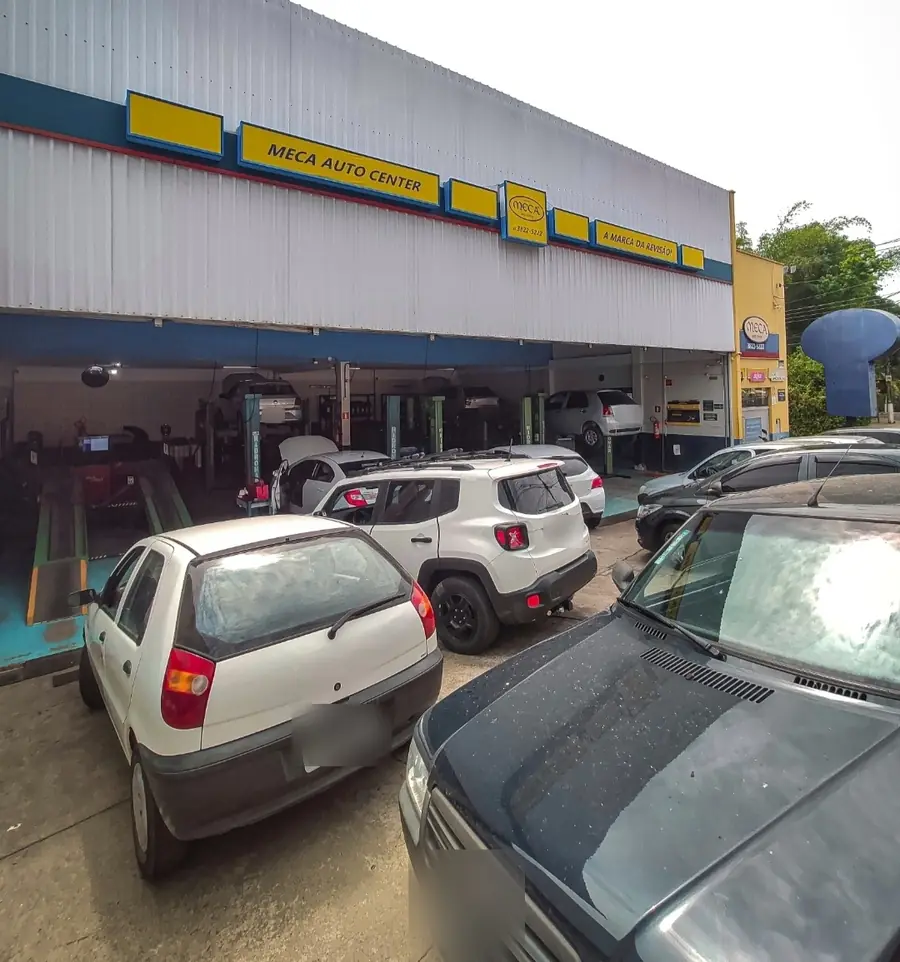 Galpão da Meca Auto Center com carros em atendimento nos elevadores